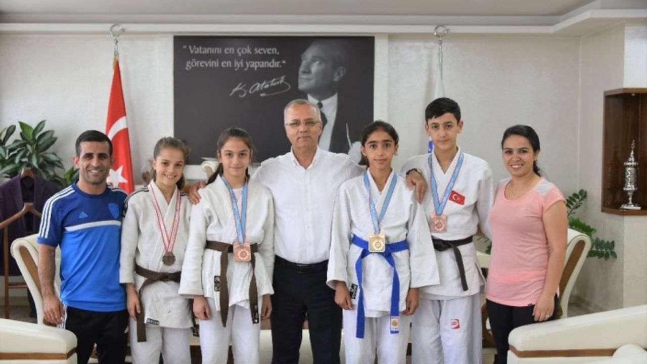 Başkan Kayda’dan başarılı judoculara hediye