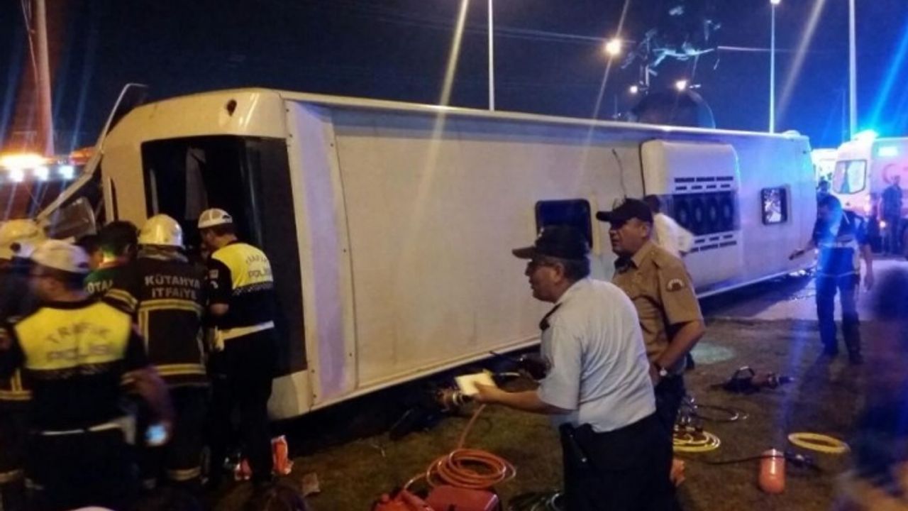 Kütahya’da tırın çarptığı yolcu otobüsü devrildi: 1 ölü 13 yaralı
