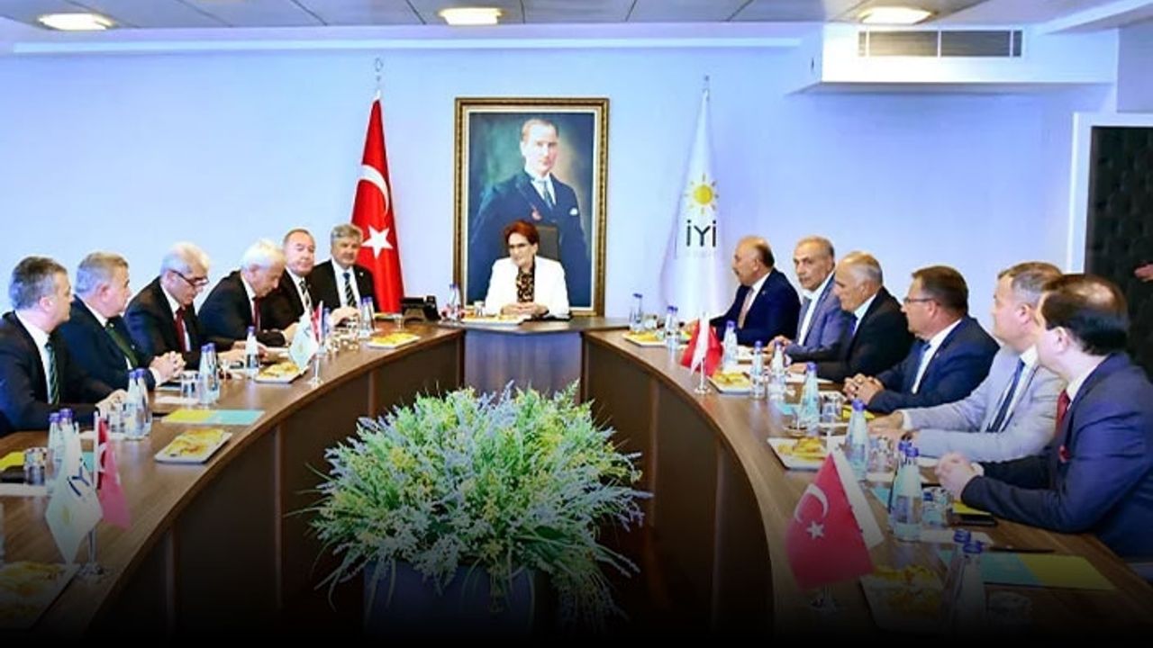 Akşener, belediye başkanlarıyla toplandı