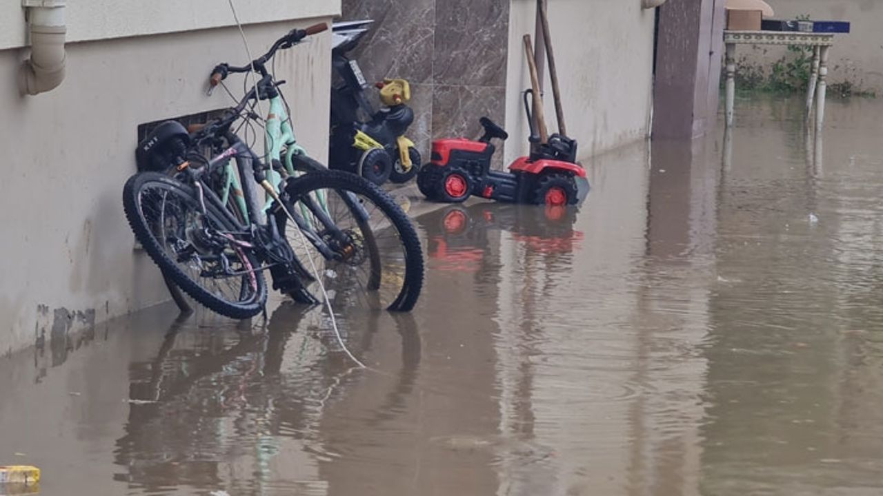 Sağanak yağış, Tire’de hayatı olumsuz etkiledi