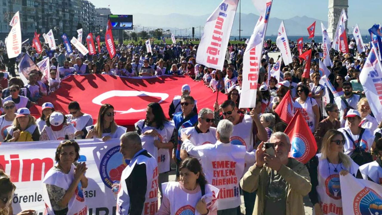 Eğitim İş: Yaşasın Cumhuriyet!