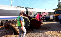 Tren ve traktör çarpıştı: biri ağır 4 yaralı