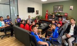 Milli Eğitim Müdürü, şampiyon öğrencileri ağırladı