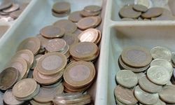 Tire’de bakkalları dolaşıp madeni para topluyorlar