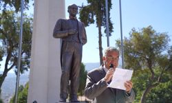 CHP üyeleri, Atatürk anıtına çelenk bıraktı