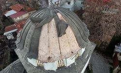 Caminin kubbesindeki kurşun plakalar uçtu