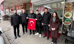 CHP Tire Gençlik Kolları üyeleri, esnafa bayrak dağıttı