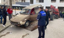 Tire’de terk edilmiş araçlar, otoparka çekildi