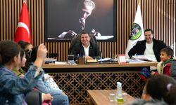 Karne hediyesini alan öğrenciler, Başkan Okuroğlu’na teşekkür etti