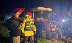 Sel sularına kapılan traktör kurtarıldı