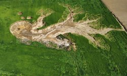 Tire ovasında korkutan görüntü: dev obruk tarlayı yuttu