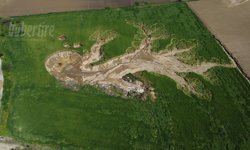 Tire ovasında korkutan görüntü: dev obruk tarlayı yuttu