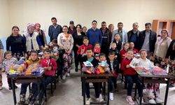 Ülkü Ocakları İzmir İl Başkanlığı’ndan Dündarlı İlkokulu’na eğitim desteği