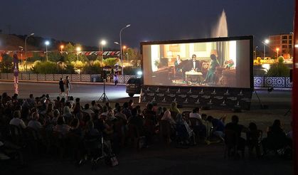 Tire'de açık hava film keyfi