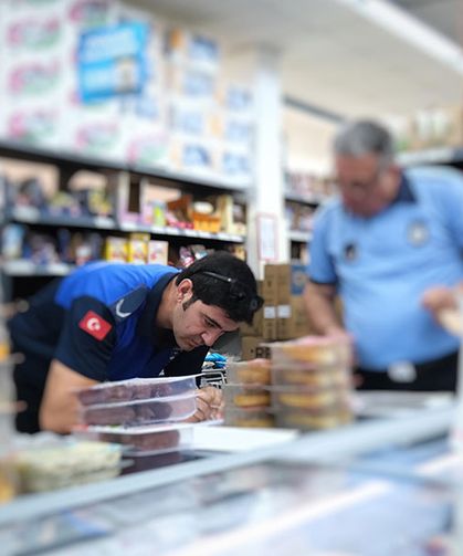 Tire’de zabıta, marketteki tarihi geçmiş ürünlere el koydu