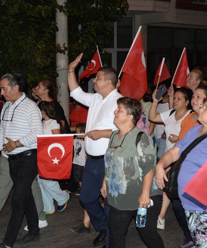 Fener Alayı yürüyüşünde Tire caddeleri doldu taştı