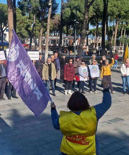 Öğretmenler geçinemiyoruz deyip iş bıraktı