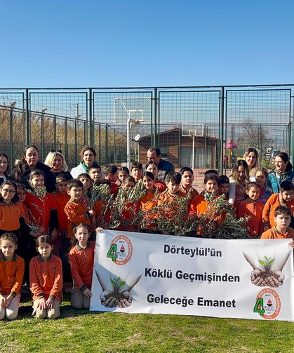 Tire’de öğrenciler, zeytin fidanlarını toprakla buluşturdu