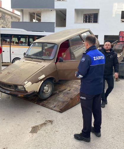 Tire’de terk edilmiş araçlar, otoparka çekildi