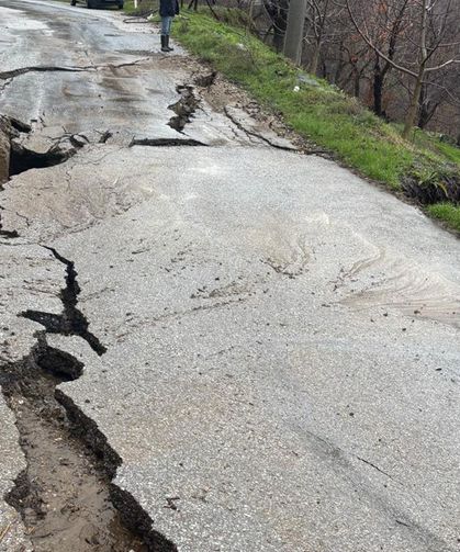 Dallık yolunda göçük meydana geldi