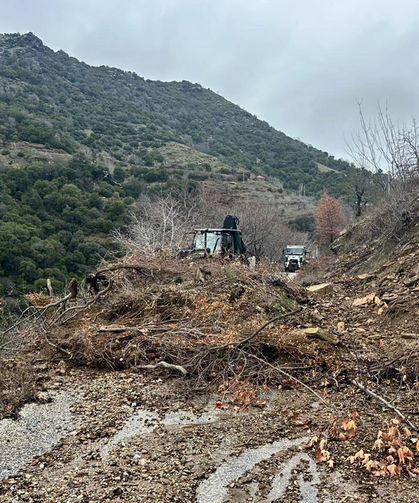 Heyelan yolu kapattı: Ekipler, seferber oldu