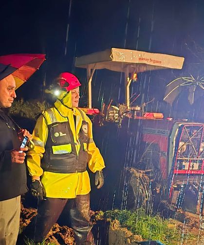 Sel sularına kapılan traktör kurtarıldı