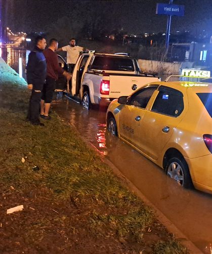 Çevreyolunda araçlar mahsur kaldı