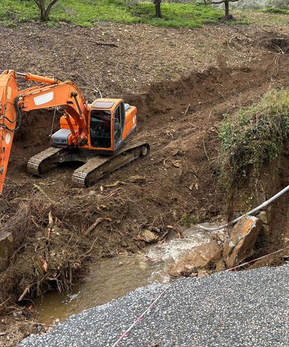Belediye, yolun açılması için çalışmalarını sürdürüyor