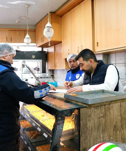 Tire’de Bayram Öncesi Pastanelere Zabıta Denetimi