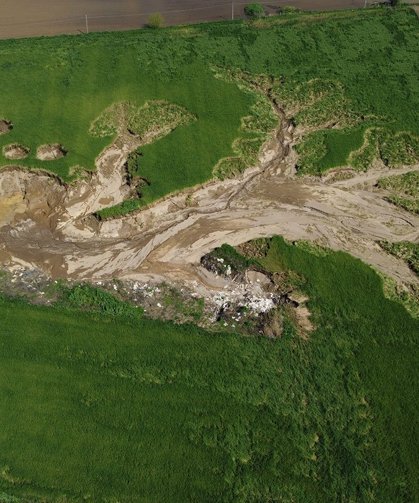 Tire ovasında korkutan görüntü: dev obruk tarlayı yuttu