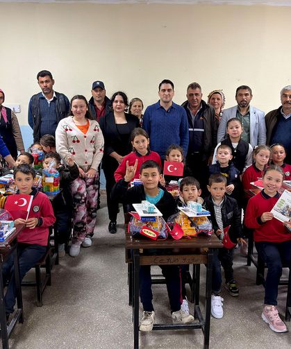 Ülkü Ocakları İzmir İl Başkanlığı’ndan Dündarlı İlkokulu’na eğitim desteği