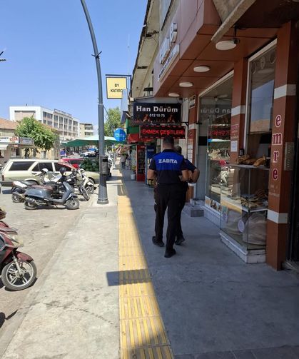 Tire’de kaldırım işgaline zabıta müdahalesi