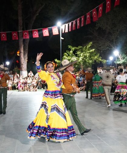 Tire’de dünya dansları aynı sahnede buluştu