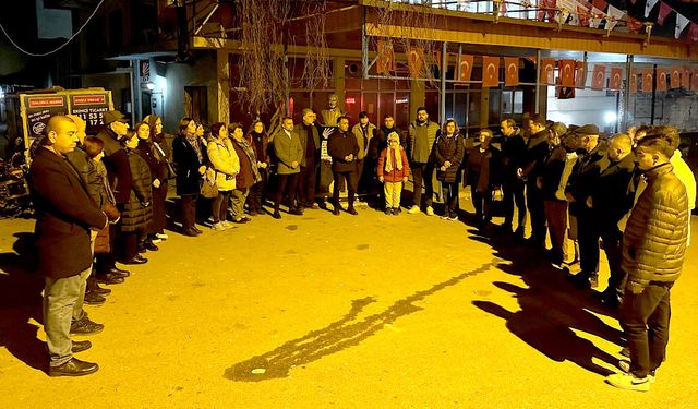 CHP, deprem saatinde saygı duruşu yaptı