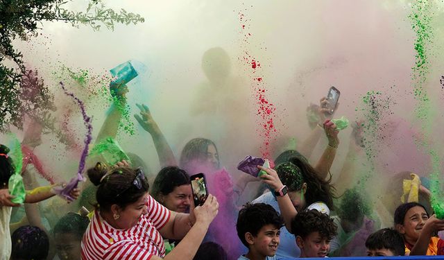 Tireli gençler, 19 Mayıs’ı rengarenk kutladı
