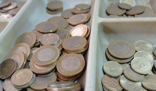 Tire’de bakkalları dolaşıp madeni para topluyorlar