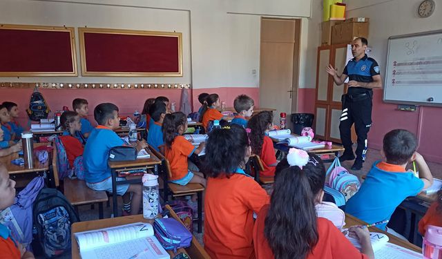 Polisten çocuklara güvenlik ve akran zorbalığı eğitimi