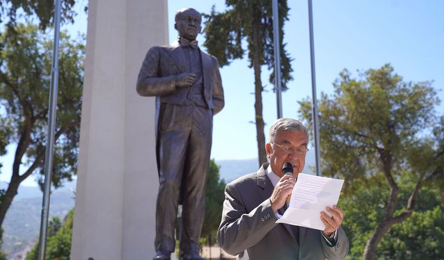 CHP üyeleri, Atatürk anıtına çelenk bıraktı