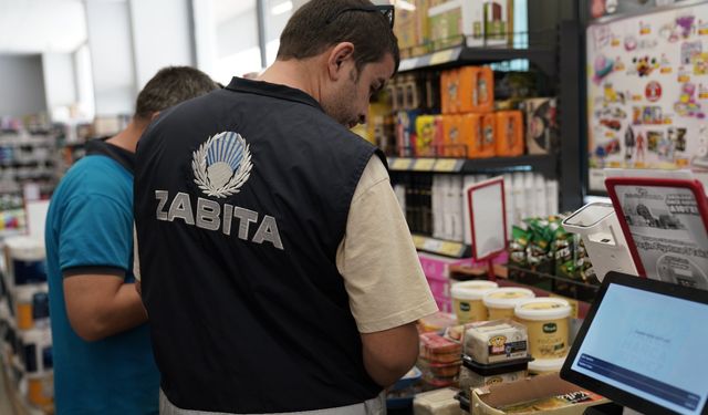 Zabıta, marketlerde tarihi geçmiş ürünleri toplattı