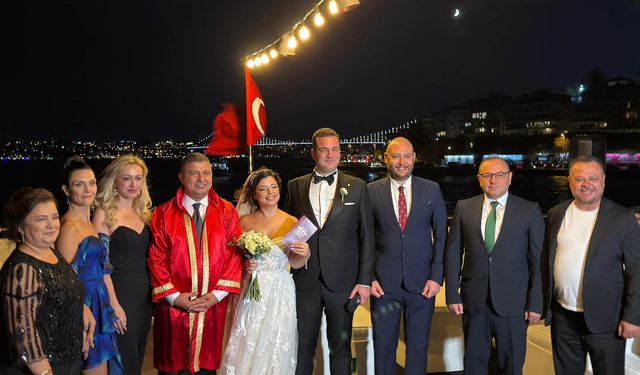 Başkan, kız kardeşinin nikahında damadı terletti