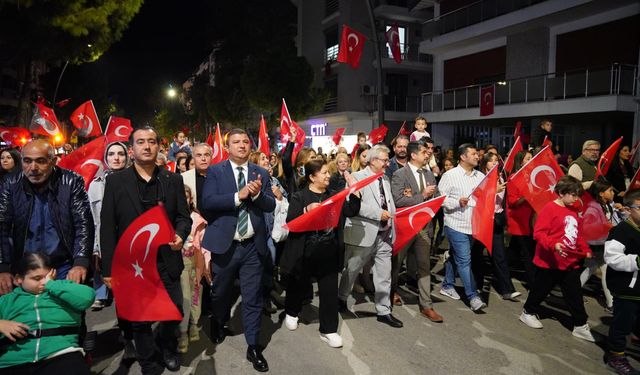 Tire’de Cumhuriyet coşkusu fener alayı ile zirveye çıktı