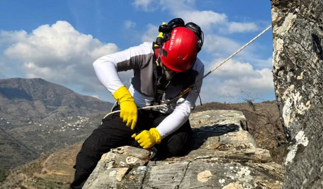 Köyü tehdit eden kayaya, Tire Belediyesi’nden müdahale