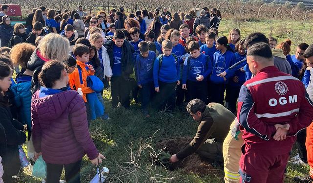 Öğrenciler ‘Yeşil Vatan’ için 400 fidan dikti.