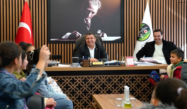 Karne hediyesini alan öğrenciler, Başkan Okuroğlu’na teşekkür etti