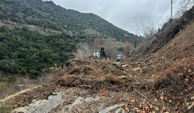 Heyelan yolu kapattı: Ekipler, seferber oldu