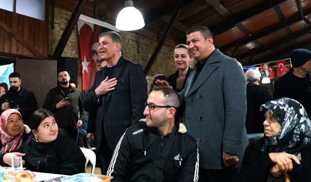 İzmir Büyükşehir Belediyesi’nin İftar Sofrası Tire’de Binlerce Vatandaşı Buluşturdu