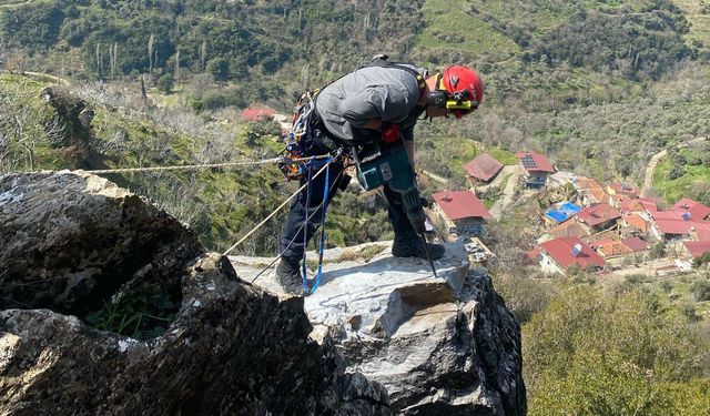 Tire’de 40 tonluk dev kaya, kontrollü şekilde indirildi