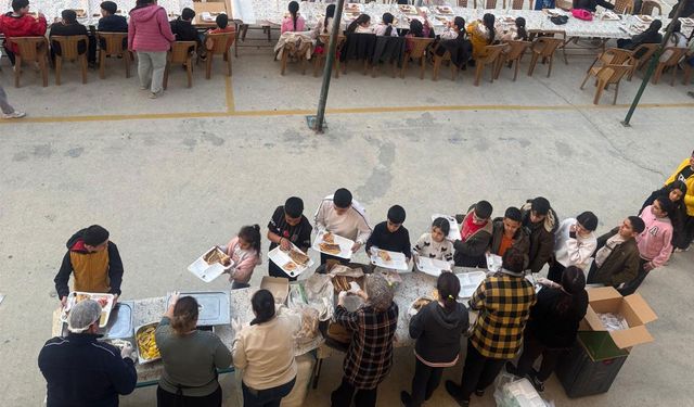 80. Yıl Cumhuriyet Ortaokulu’nda Öğrencilere İftar Yemeği