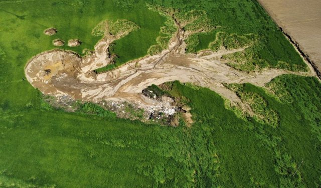 Tire ovasında korkutan görüntü: dev obruk tarlayı yuttu
