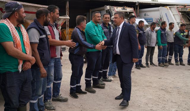 Başkan Okuroğlu, belediye personeliyle bayramlaştı